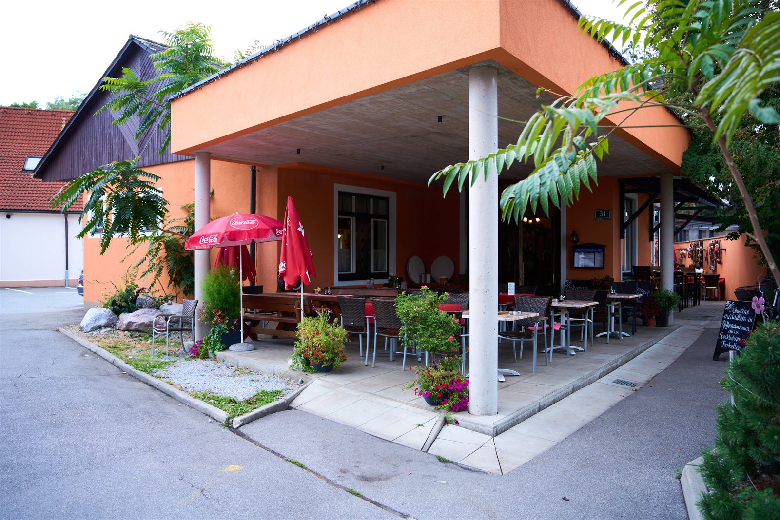 Außenansicht mit Gastgarten und Terrasse des In's Pfandl