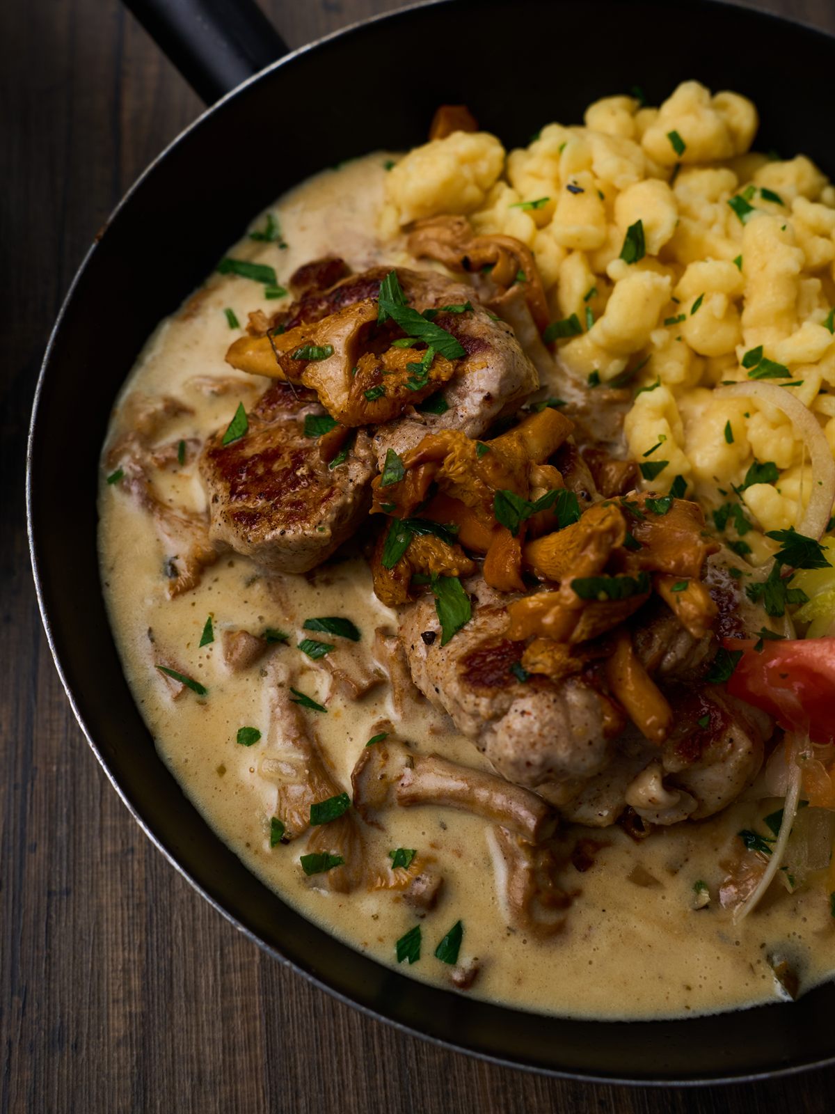 Schweinsmedaillons mit Eierschwammerl und Spätzle in Rahmsauce