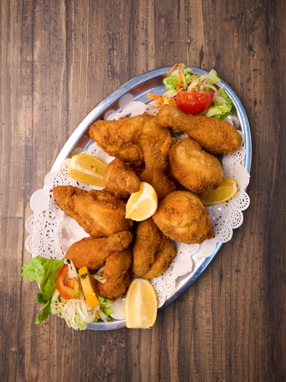 Knuspriges Backhendl mit gemischtem Salat